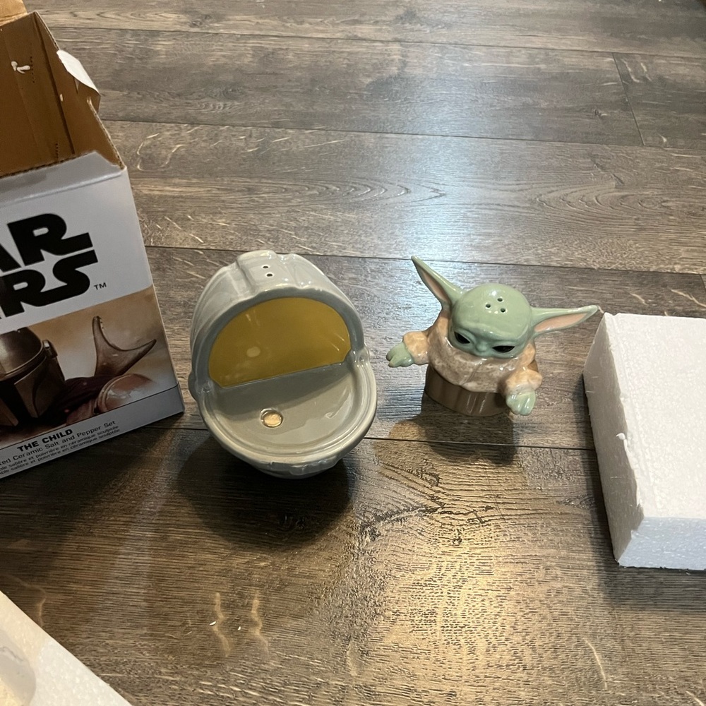 Star Wars The Child Sculpted Ceramic Salt And Pepper Set NEW